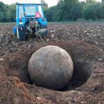 افشای راز کاسۀ سنگی عظیمی که یک کشاورز در مزرعه‌اش پیدا کرد