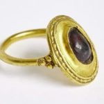 کشف انگشتر طلای ۱۵۰۰ ساله